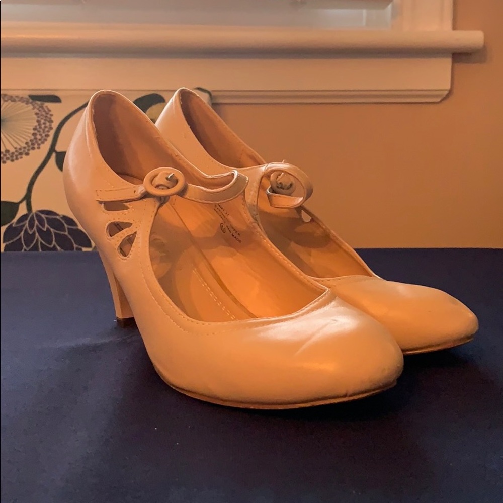 Nude pumps